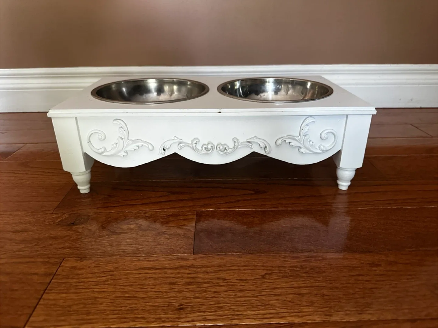 “French Chic” Elevated Pet Feeding Bowls image indicator(5)