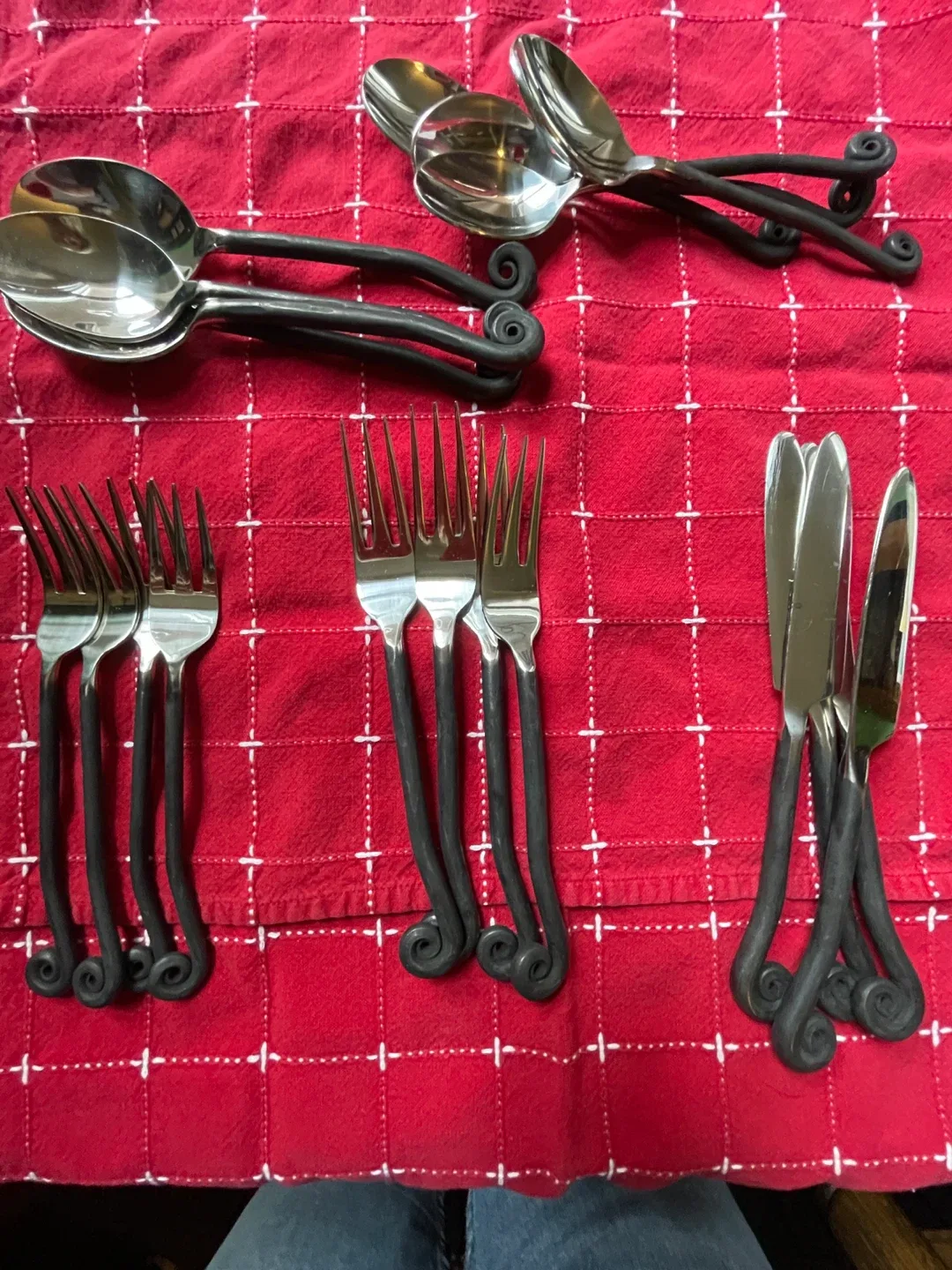 Gourmet Settings Flatware 4 Place Settings w/ Swirled Handles image indicator(3)