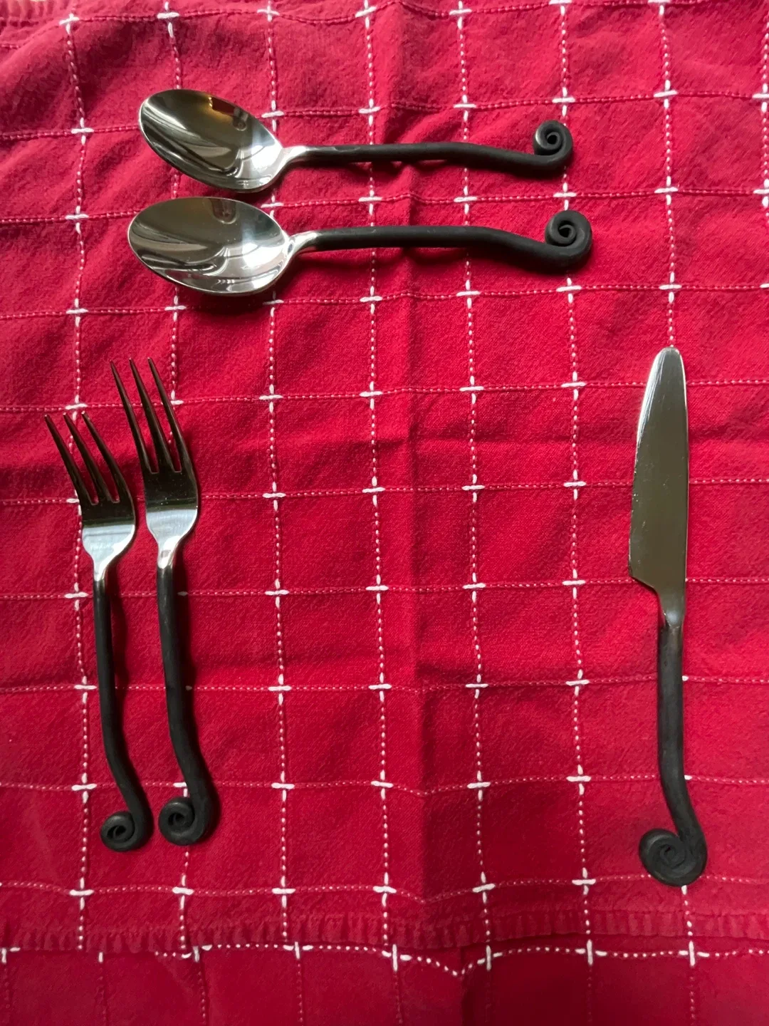 Gourmet Settings Flatware 4 Place Settings w/ Swirled Handles image indicator(2)