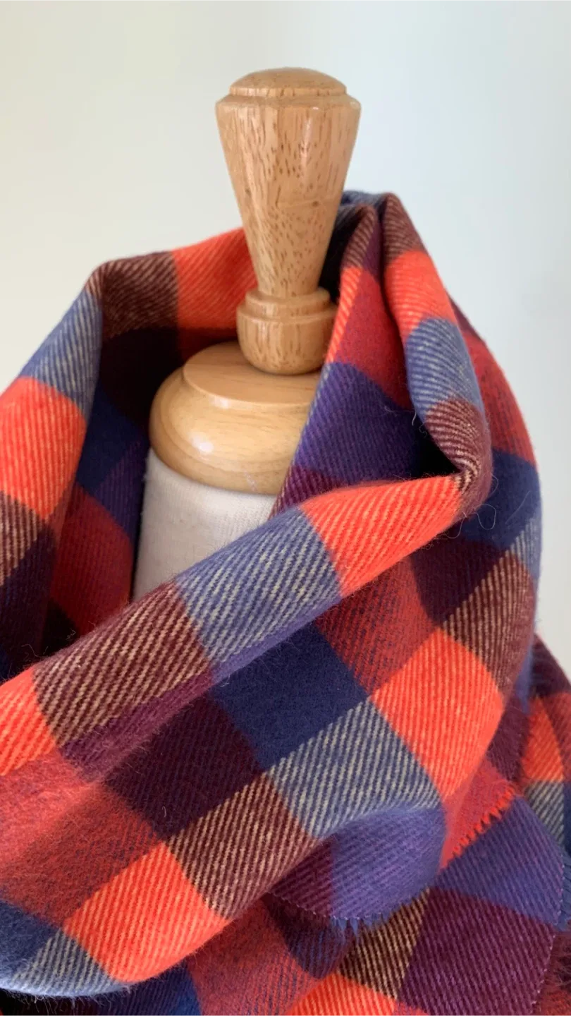 100% Cashmere made in Scotland Vintage Scarf image indicator(3)