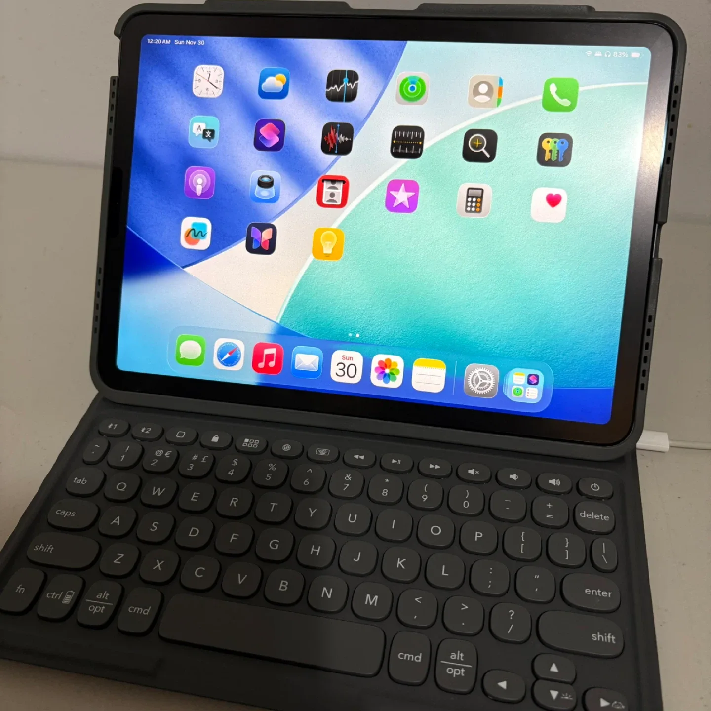 Apple iPad Air 4 64GB with Keyboard Case - EXCELLENT CONDITION