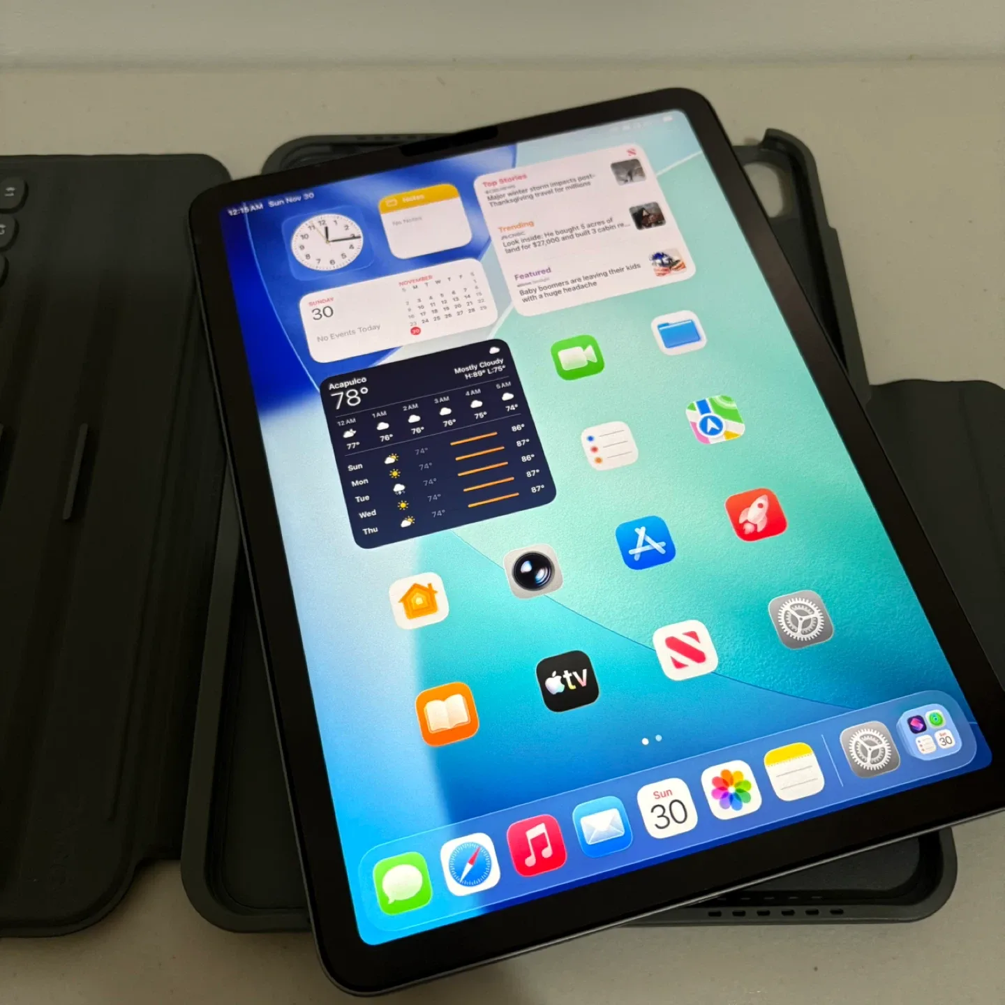 Apple iPad Air 4 64GB with Keyboard Case - EXCELLENT CONDITION image indicator(3)