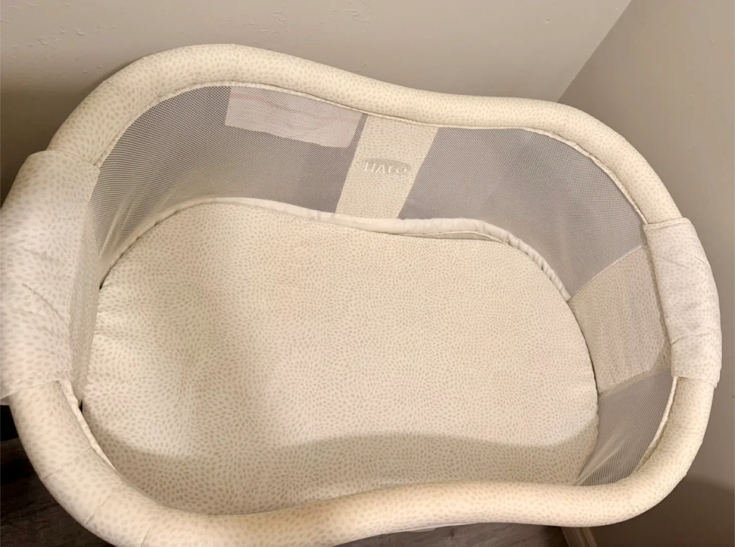 Halo BassiNest Swivel Sleeper - Excellent Condition