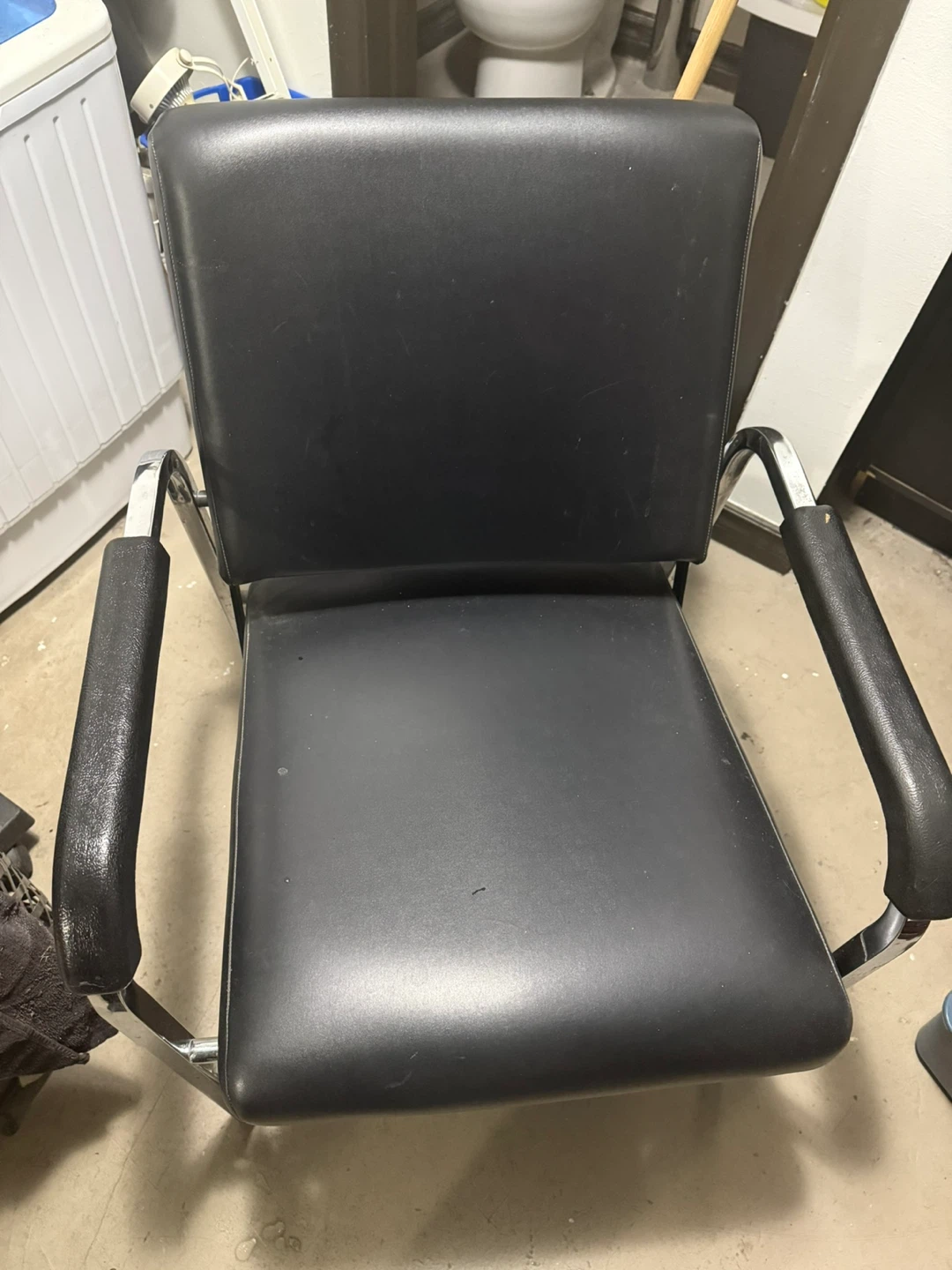 Black reclinable salon Chair for shampoo sink