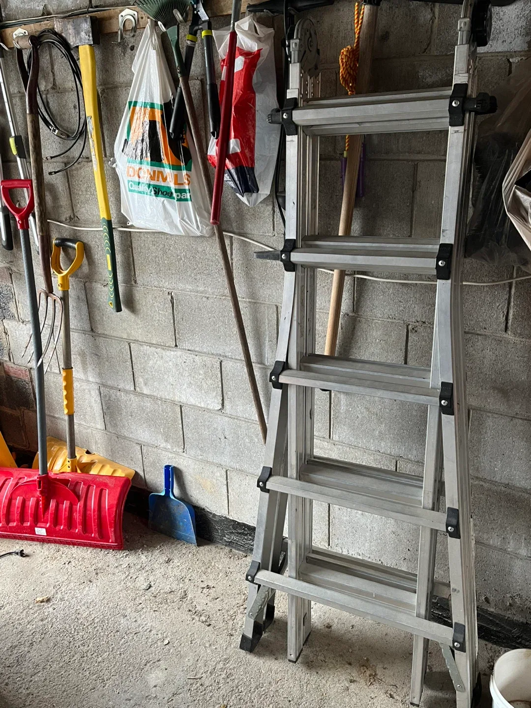 Adjustable sturdy ladder