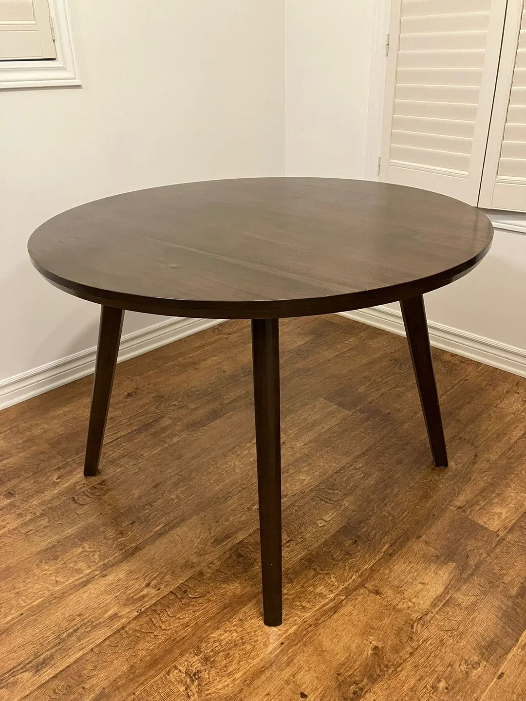 Round Dining Table with 4 Chairs image indicator(4)