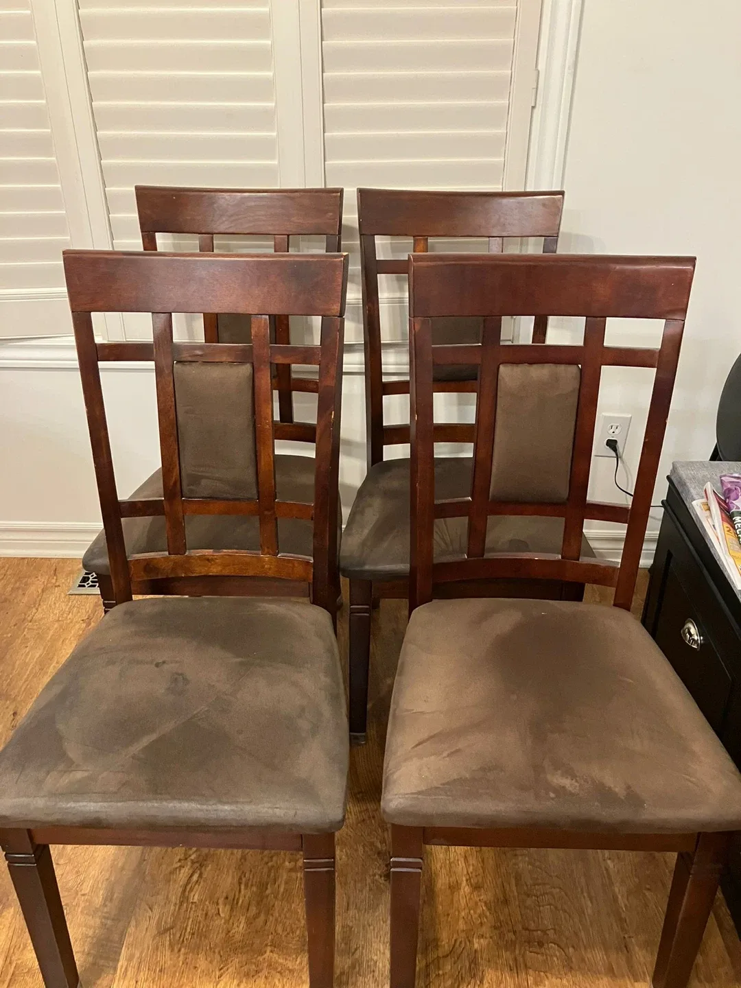 Round Dining Table with 4 Chairs image indicator(3)