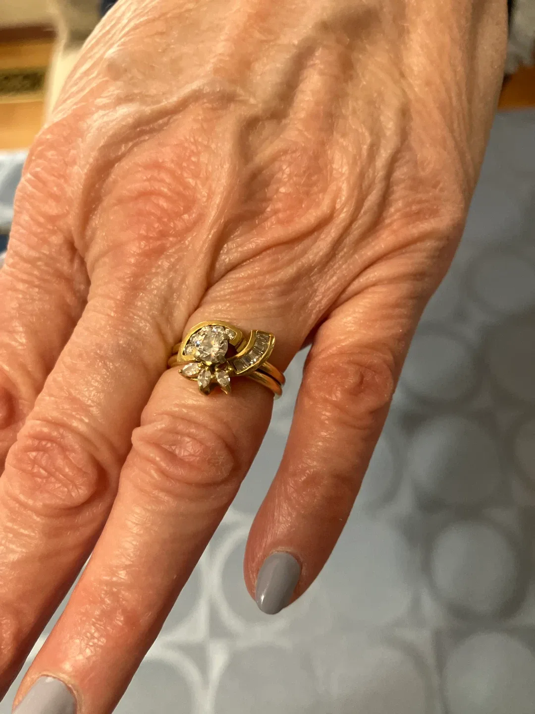 18kt Yellow Gold Diamond Wedding and Engagement Ring image indicator(4)