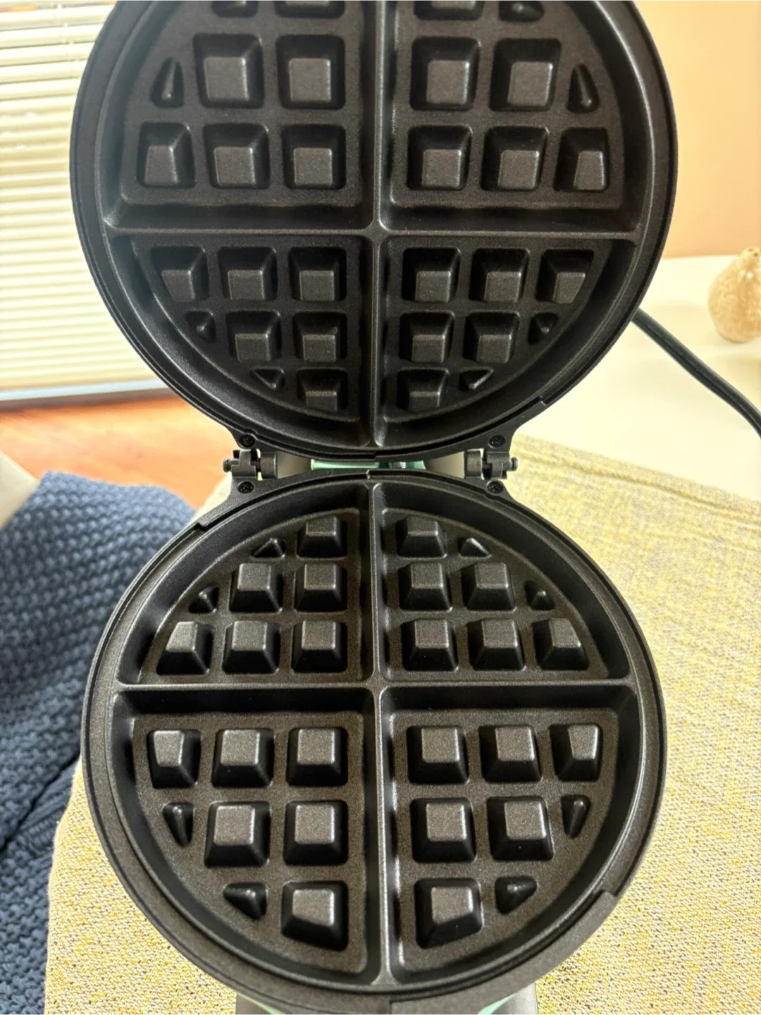 DASH NOT Mini Waffle Maker - Aqua image indicator(3)