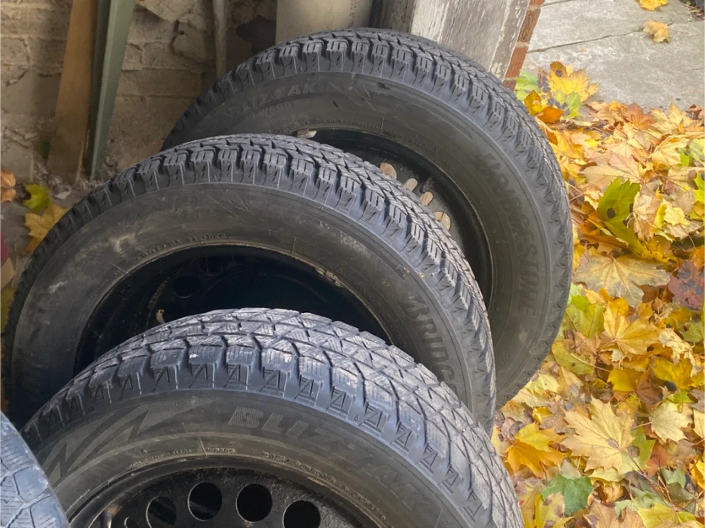 215 60R16 Bridgestone Blizzak WS90 Winter Tires (Set of 4) image indicator(3)