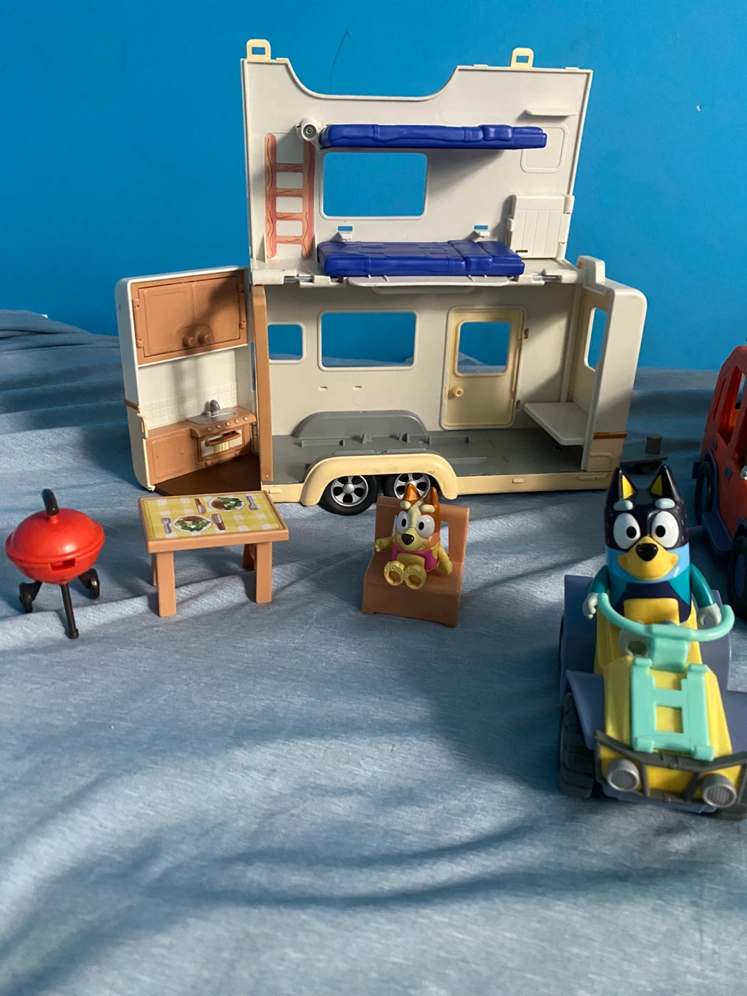 Bluey Family Home & Caravan Playset - photo 2