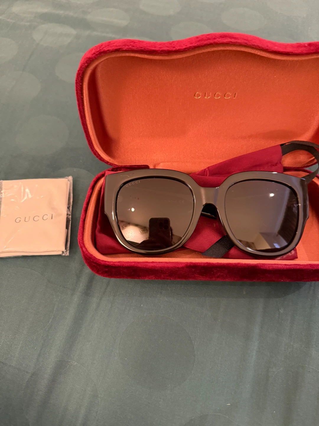 Gucci authentic women’s  Sunglasses with Case & Cloth - photo 3