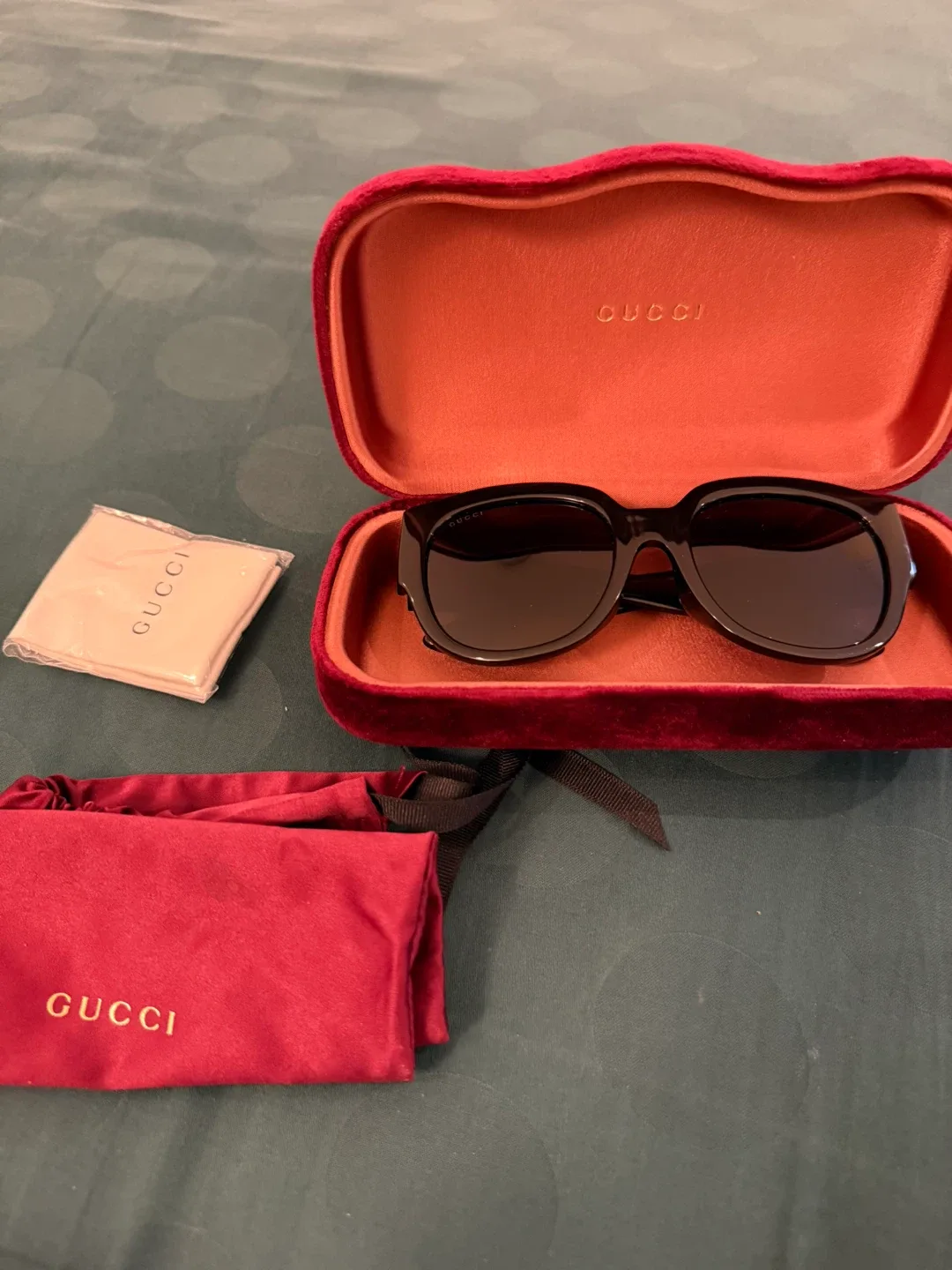 Gucci authentic women’s  Sunglasses with Case & Cloth