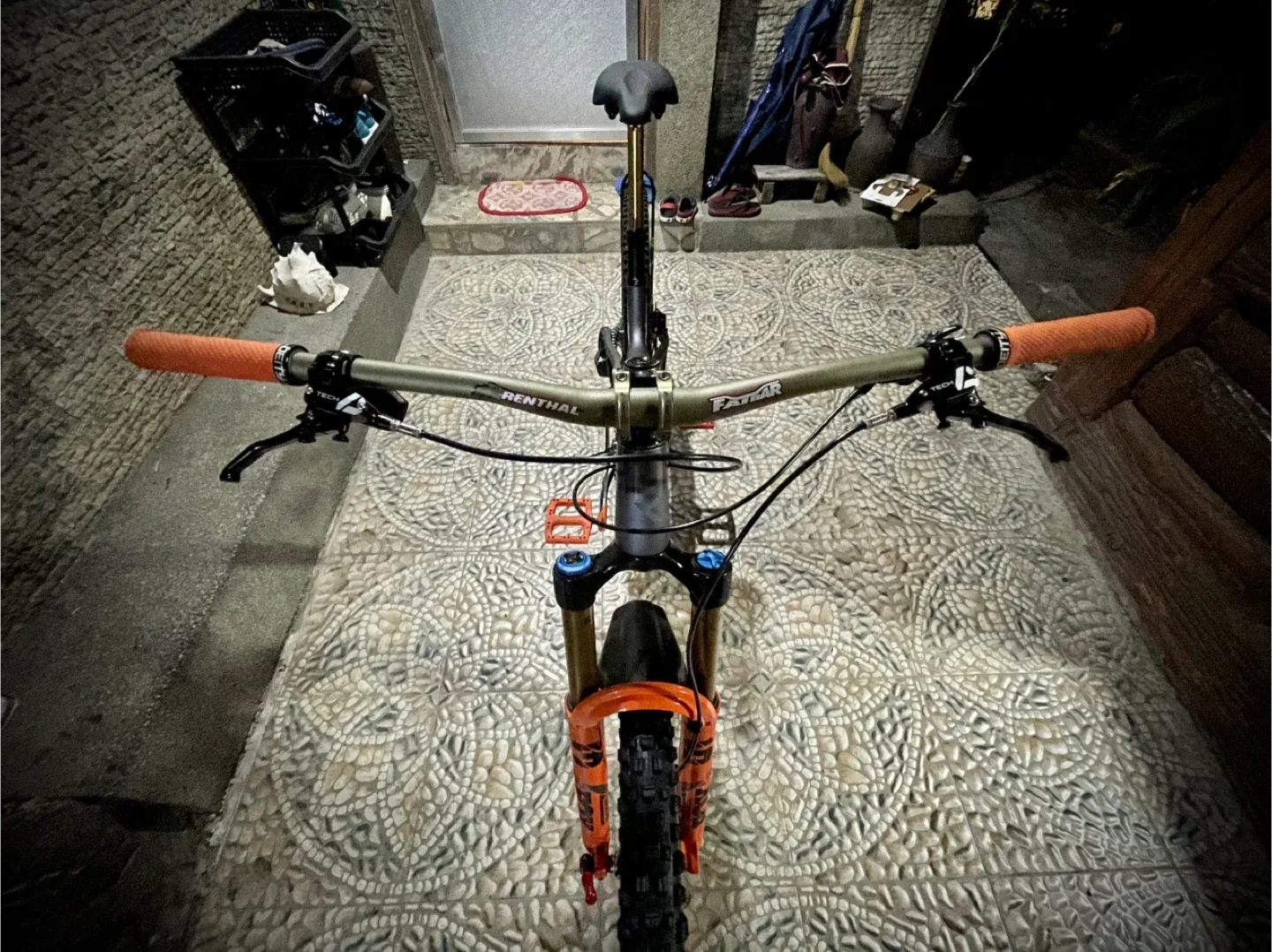 Revel Rascal Bike (Carbon) image indicator(6)