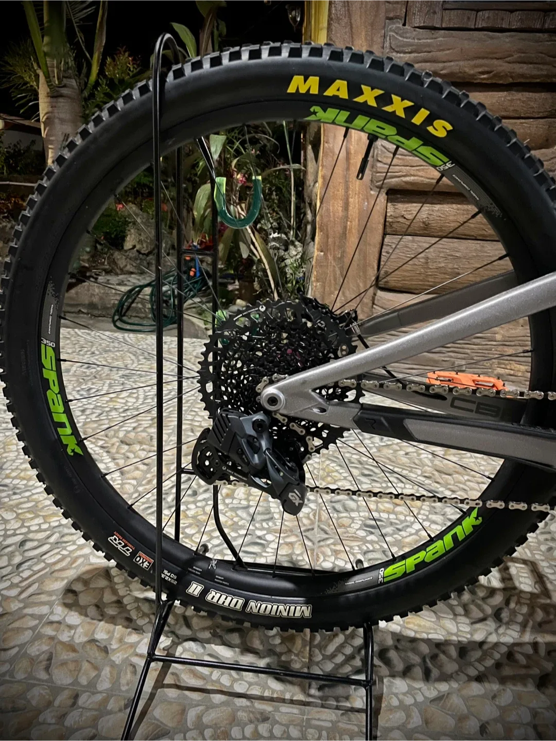 Revel Rascal Bike (Carbon) image indicator(4)