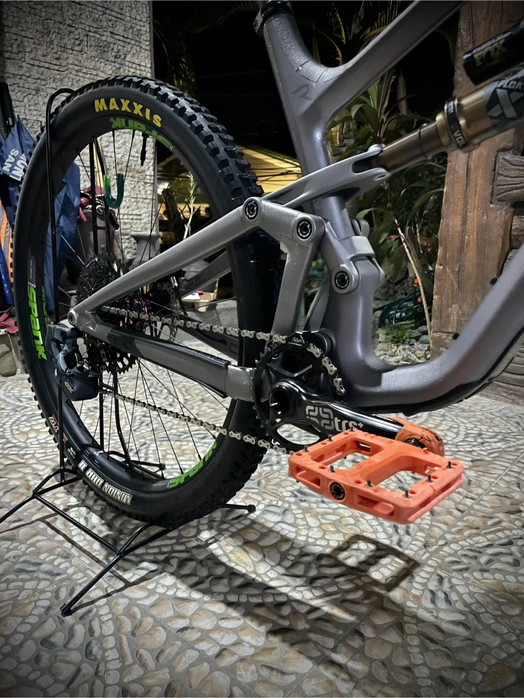 Revel Rascal Bike (Carbon) image indicator(3)