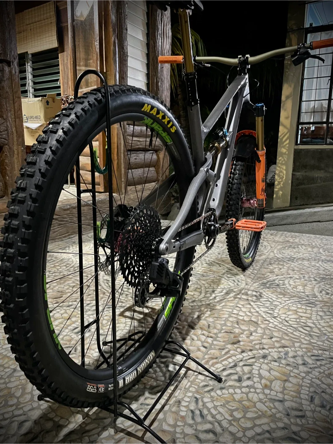 Revel Rascal Bike (Carbon) image indicator(5)