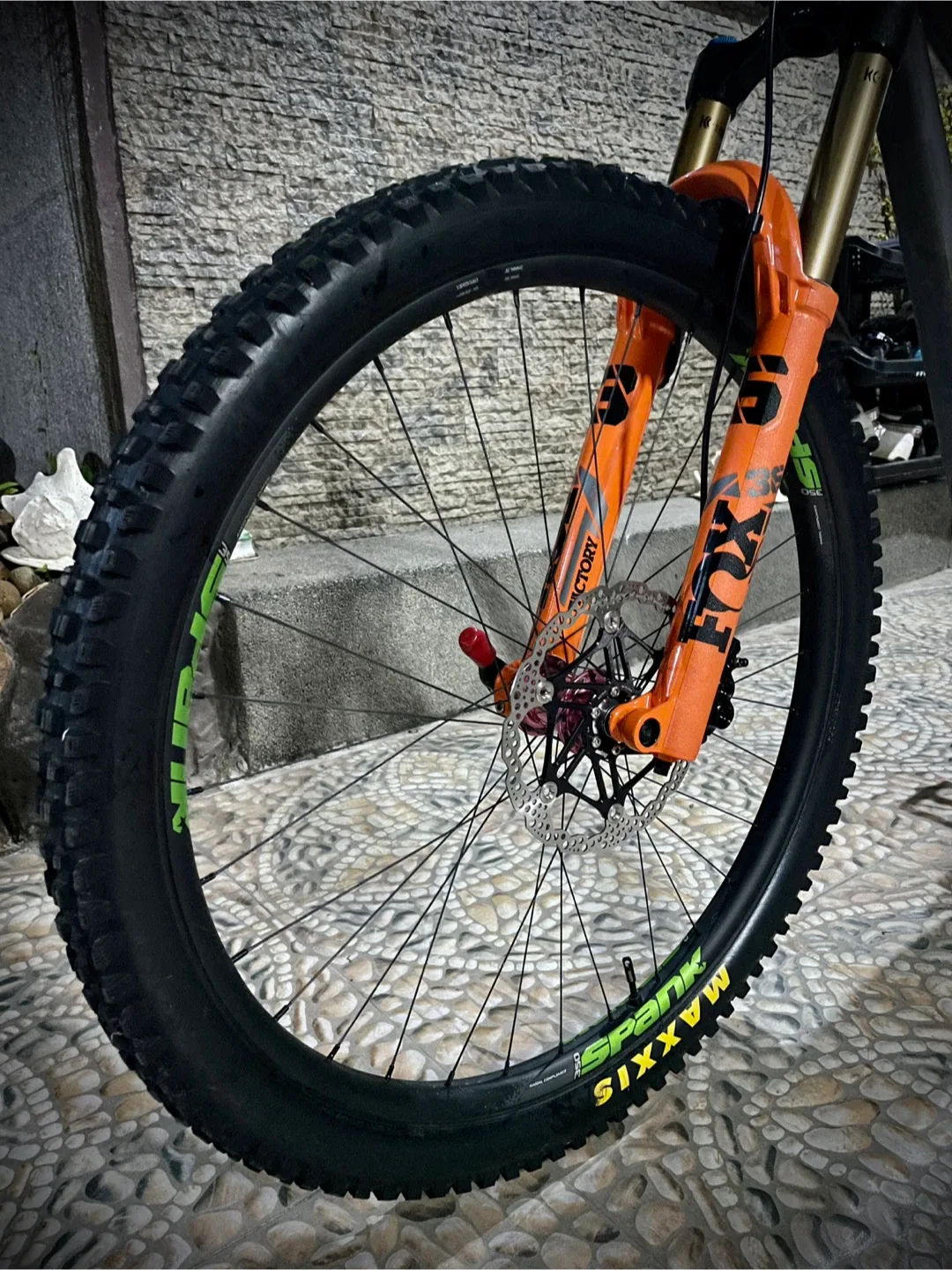 Revel Rascal Bike (Carbon) image indicator(7)