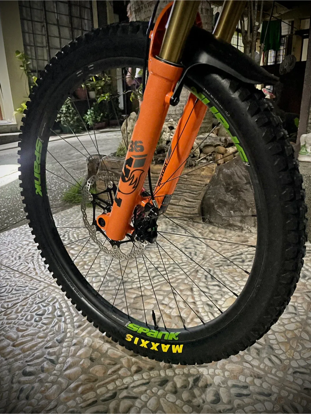 Revel Rascal Bike (Carbon) image indicator(8)