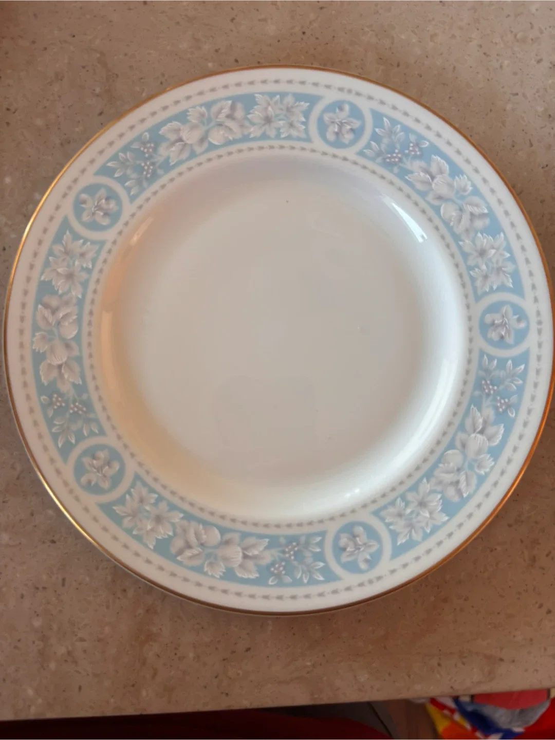 Royal Doulton Hampton Court 45 pieces place setting image indicator(4)