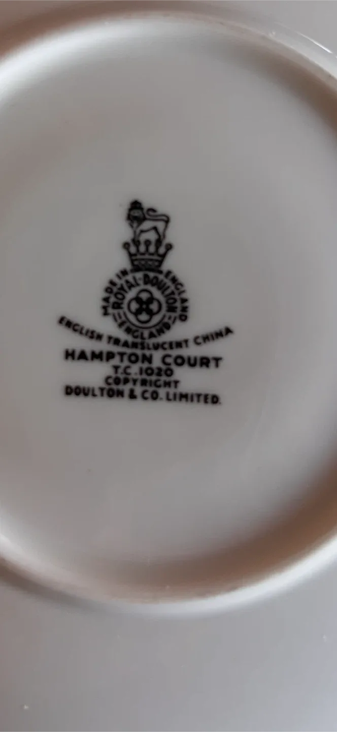 Royal Doulton Hampton Court 45 pieces place setting image indicator(7)