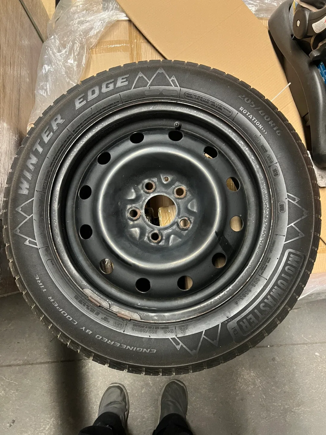 Motomaster Winter Edge 205/60R16 Tire