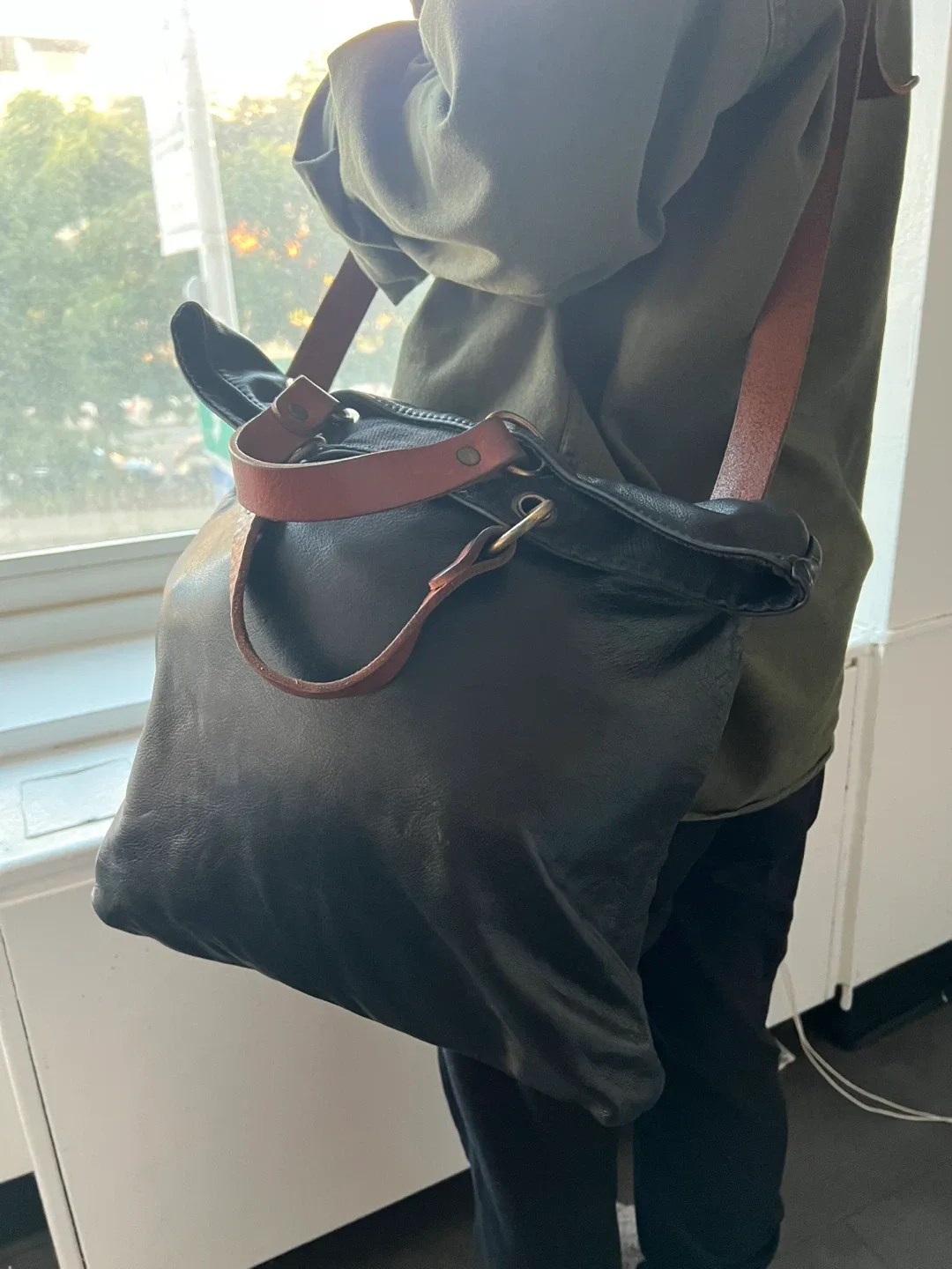 Handmade Italian Leather Tote Bag 🇮🇹🇮🇹- Moving Out Sale ✈️✈️ image indicator(6)