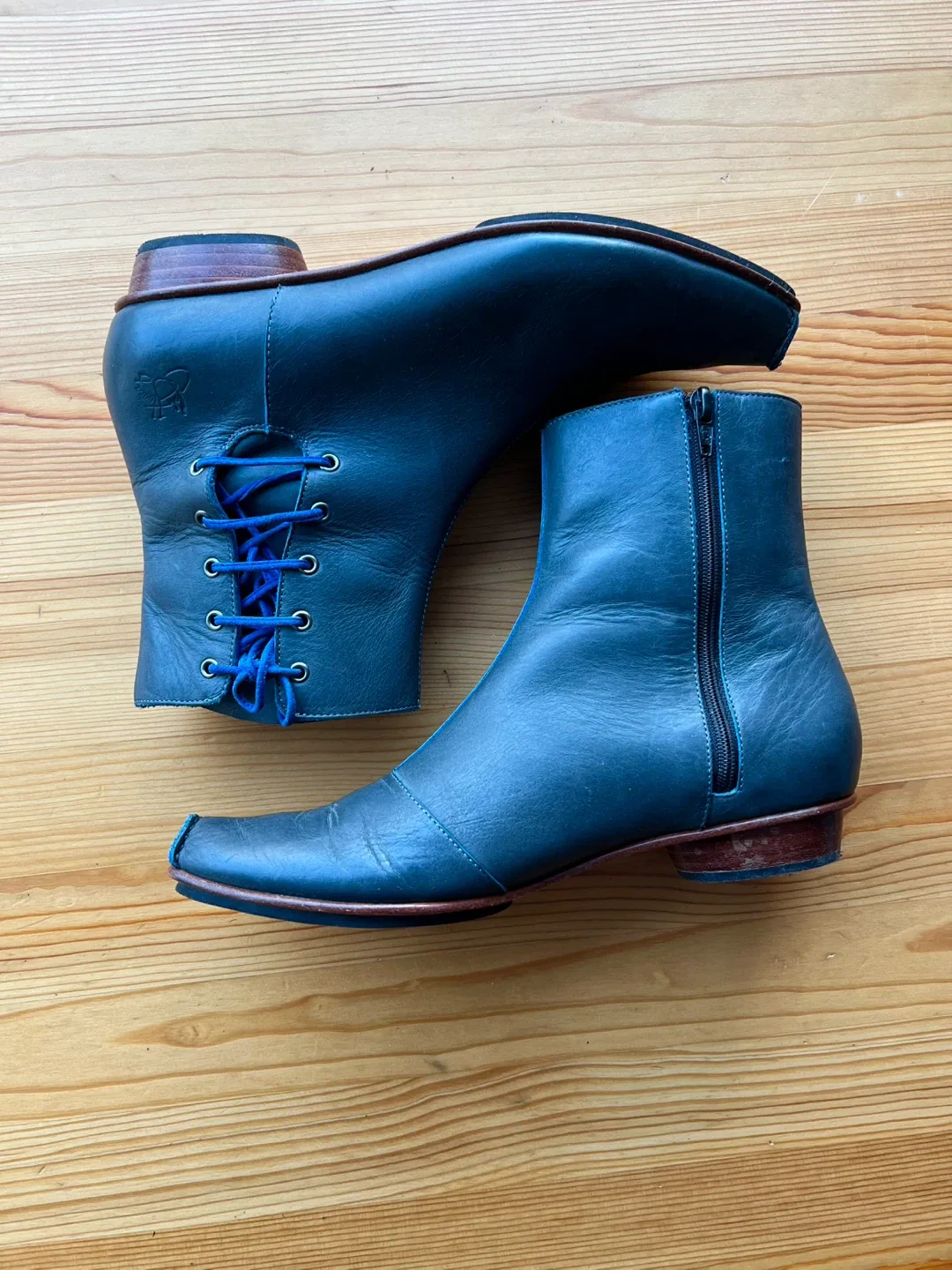 SIZE 8.5 FLUEVOG LEATHER BOOTS - MOVING SALE ✈️ image indicator(6)