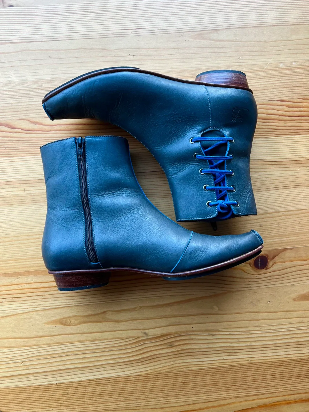 SIZE 8.5 FLUEVOG LEATHER BOOTS - MOVING SALE ✈️