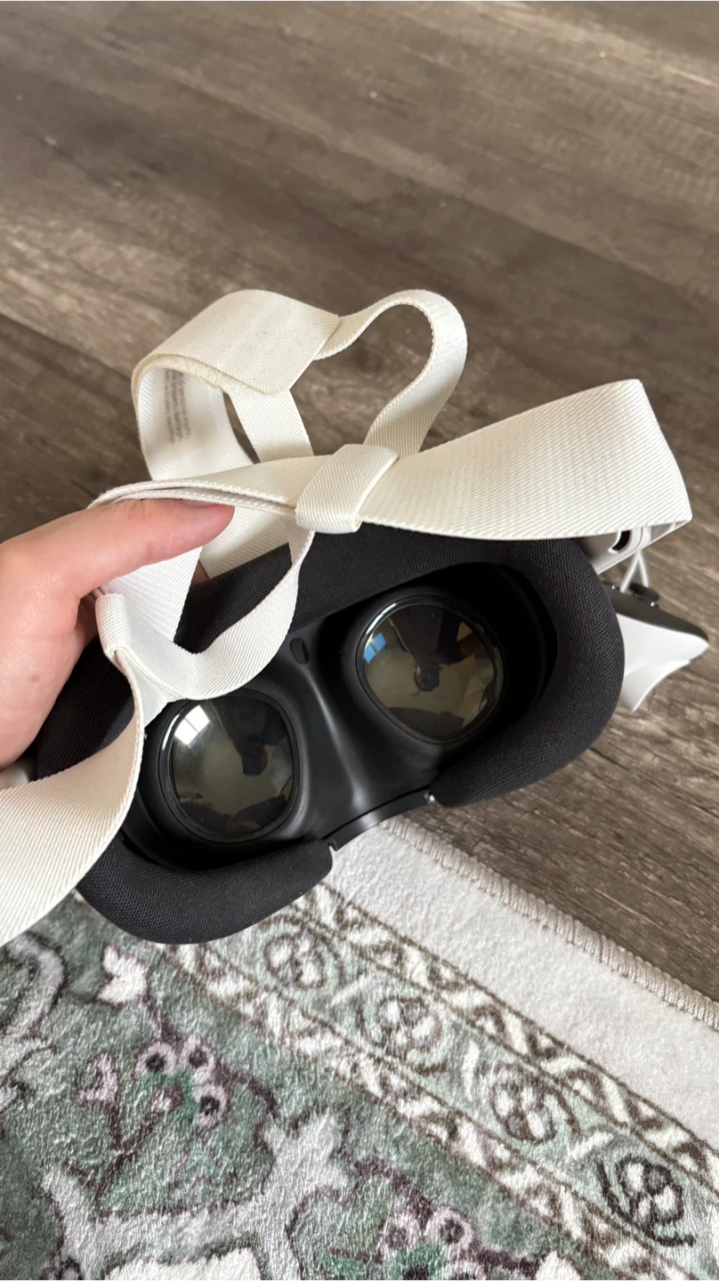 Meta Quest 2 VR Headset with Controllers - photo 2
