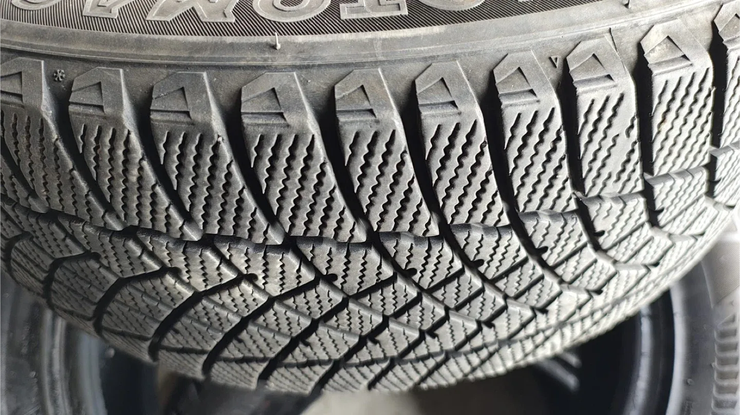 Nissan Sentra Brand new winter tires image indicator(3)