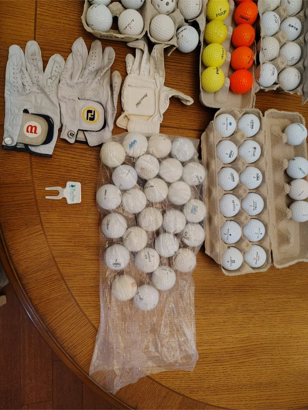 Mixed Golf Balls & Golf Gloves image indicator(4)