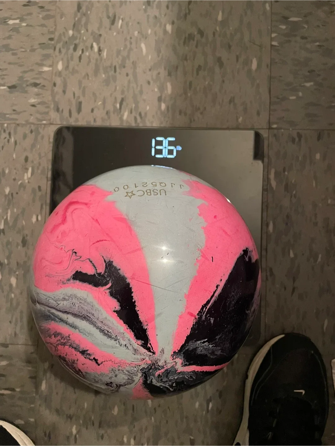 DV8 Diva Style Bowling Ball - 13.6 lbs image indicator(5)