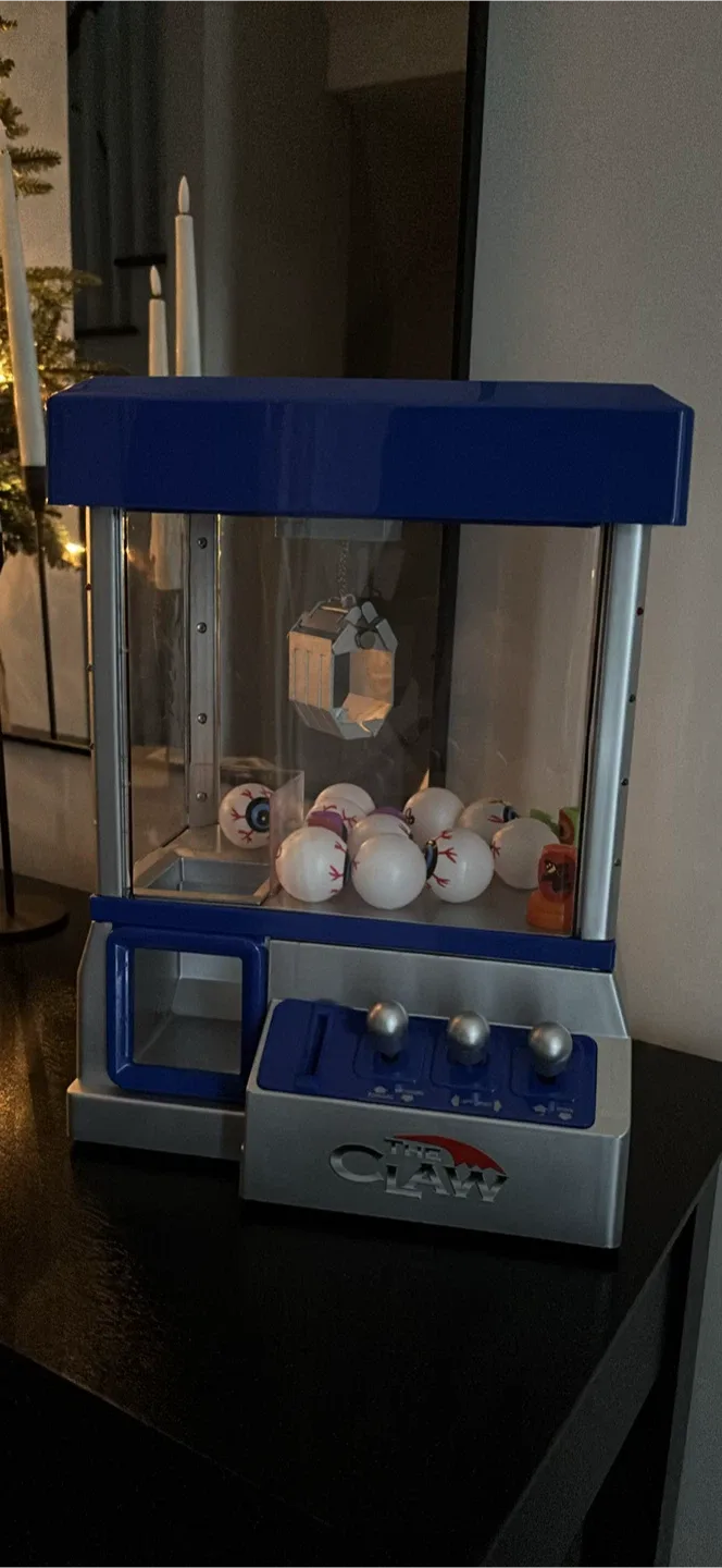 The Claw Arcade Game image indicator(2)