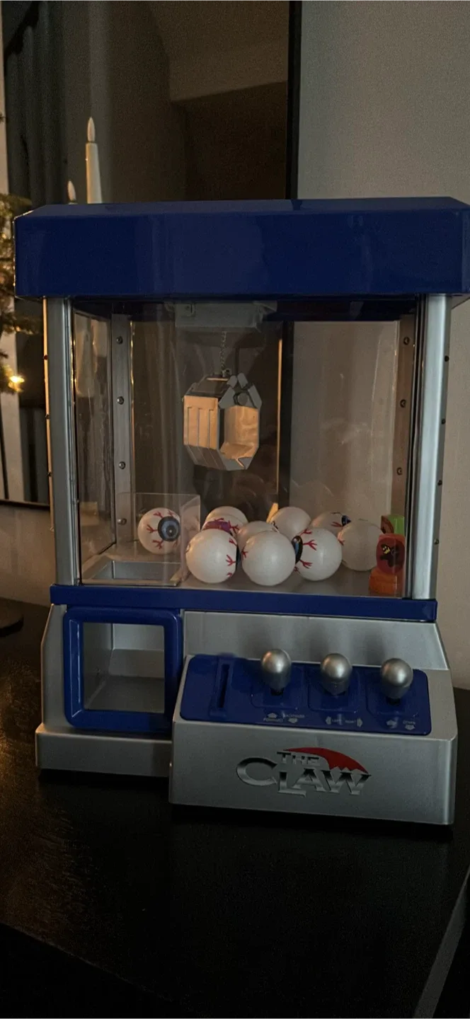 The Claw Arcade Game image indicator(4)