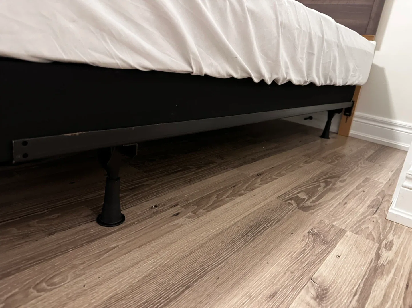 Bed frame with headboard image indicator(4)