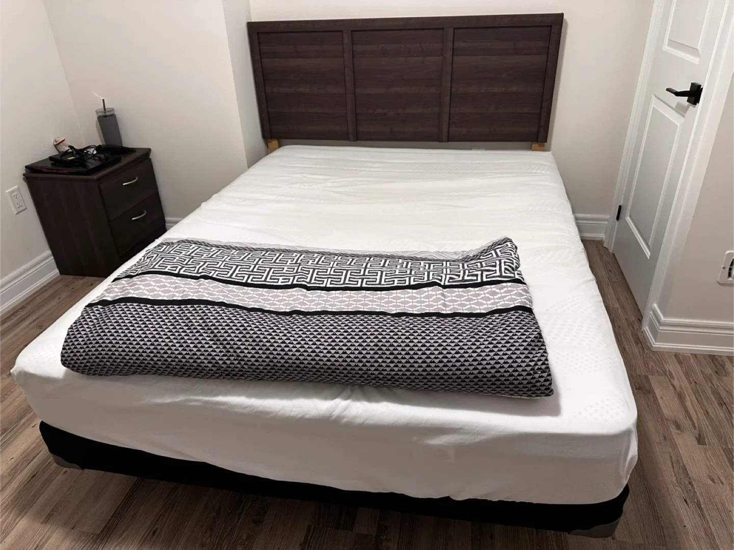 Bed frame with headboard image indicator(3)