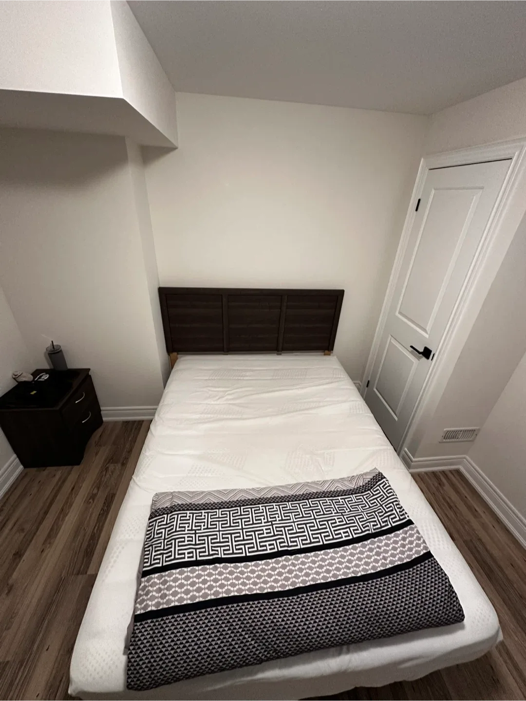 Bed frame with headboard image indicator(5)