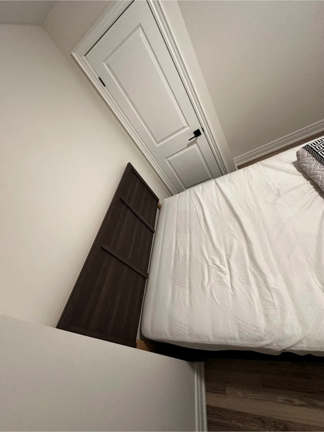 Bed frame with headboard image indicator(2)