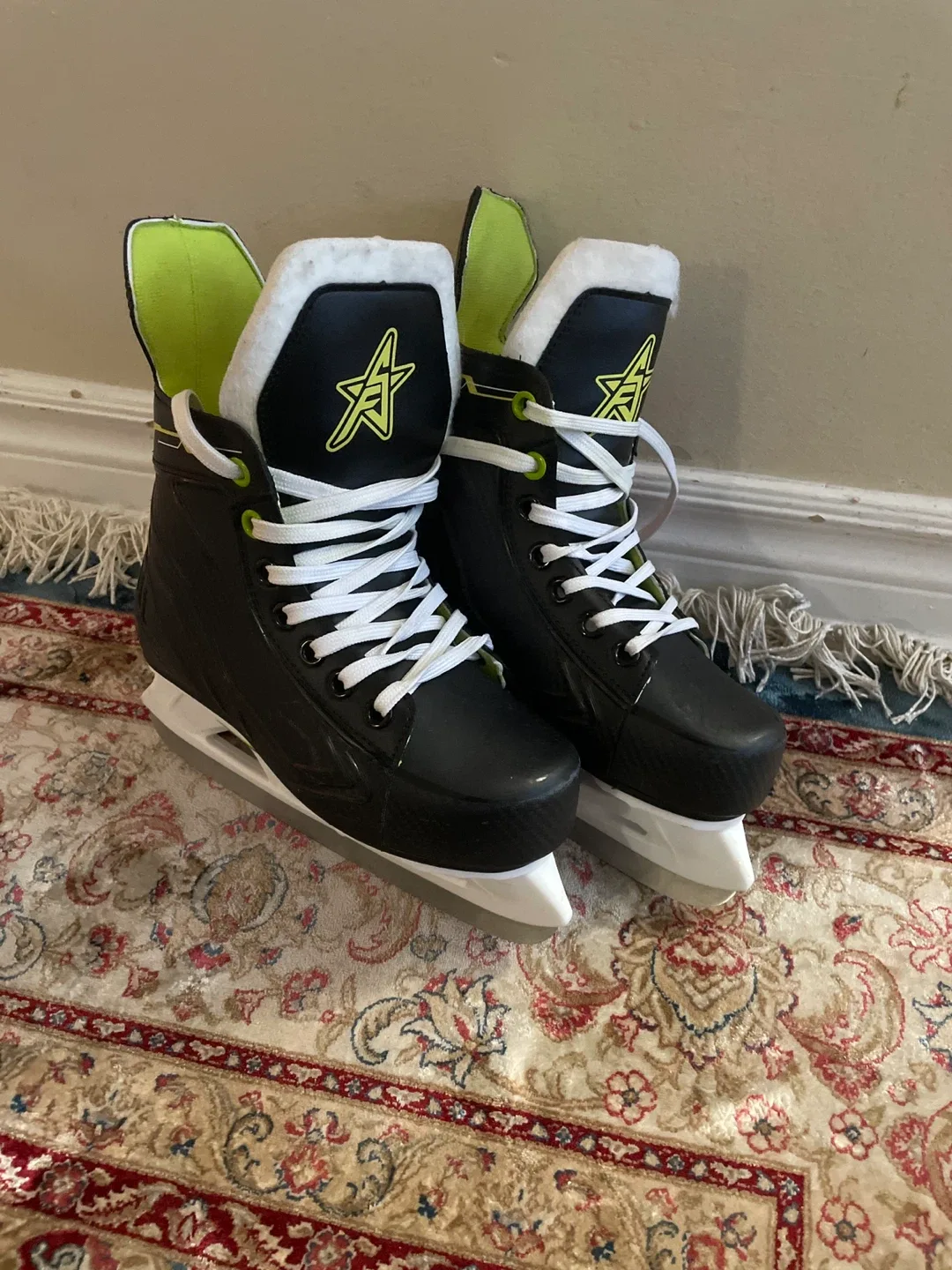 🔥 Kids Adjustable Ice Skates Size 13–2.5 – Great Condition ✨