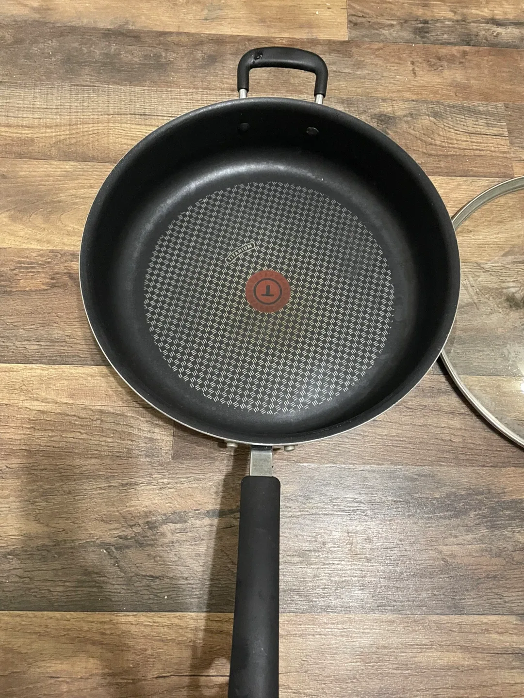 T-fal Fry Pan （12 inch）with Lid image indicator(3)