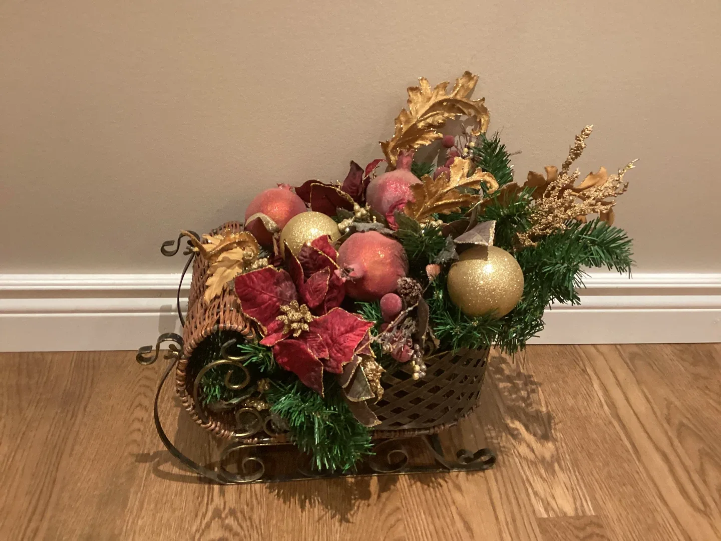 BEAUTIFUL DECORATIVE CHRISTMAS SLEIGH (SEE DESCRIPTION)