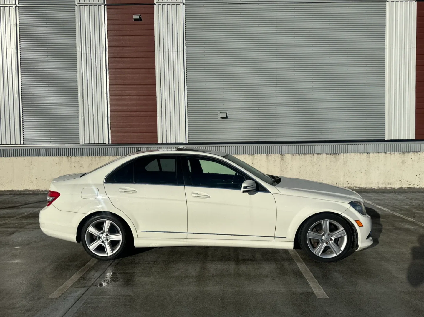 Mercedes-Benz C300 White Sedan image indicator(2)