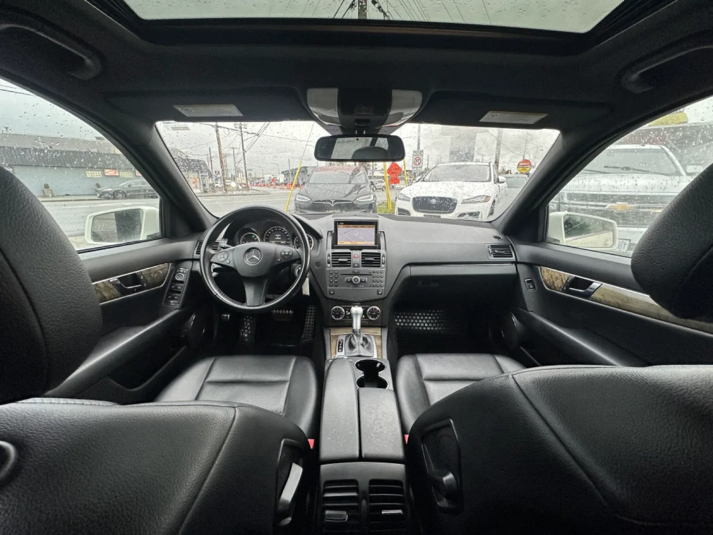 Mercedes-Benz C300 White Sedan image indicator(9)