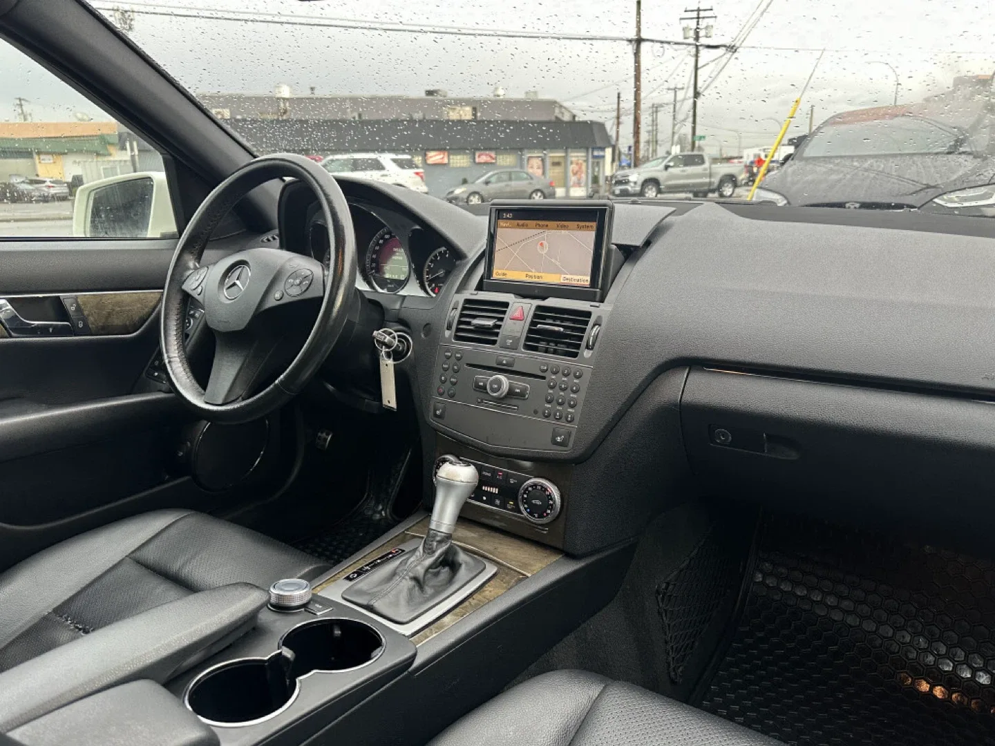 Mercedes-Benz C300 White Sedan image indicator(8)