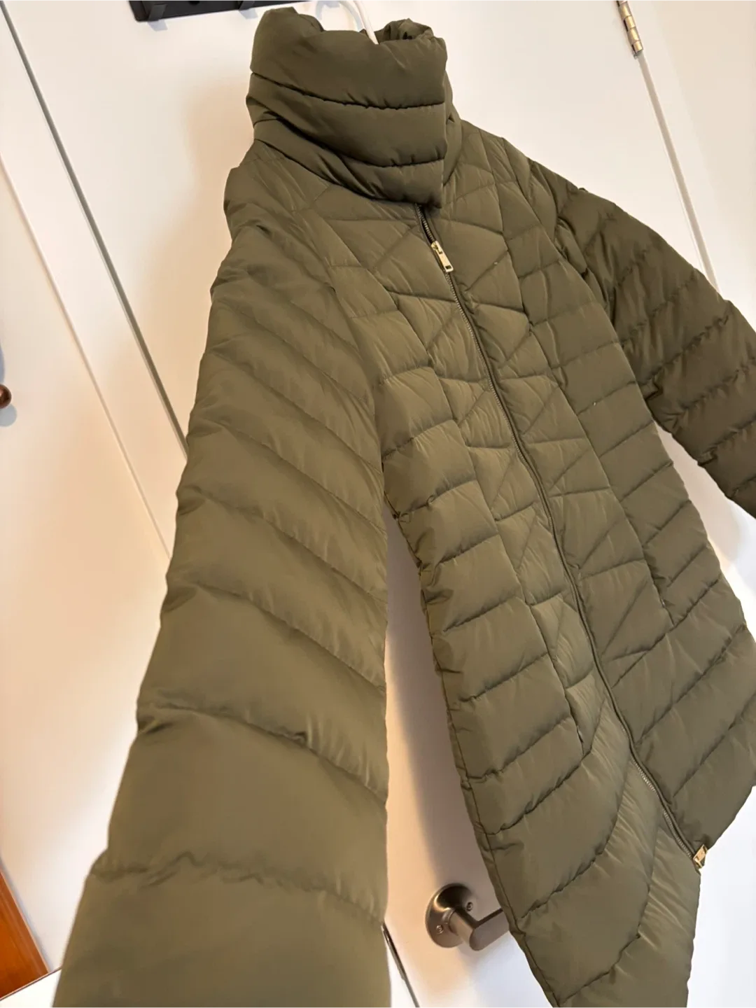 Guess Los Angeles Olive Puffer Jacket - Size L image indicator(3)