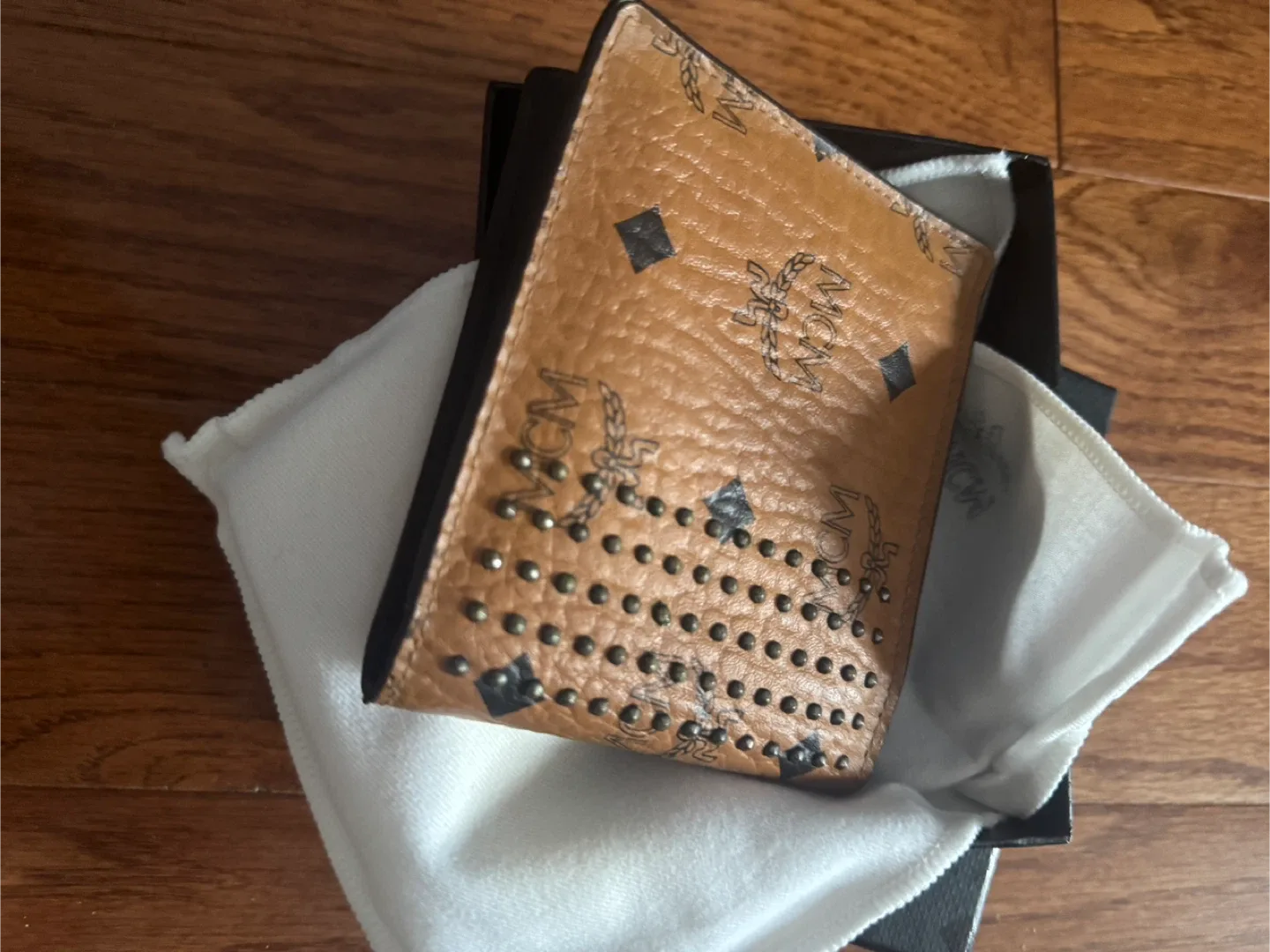 MCM Wallet with Box image indicator(2)
