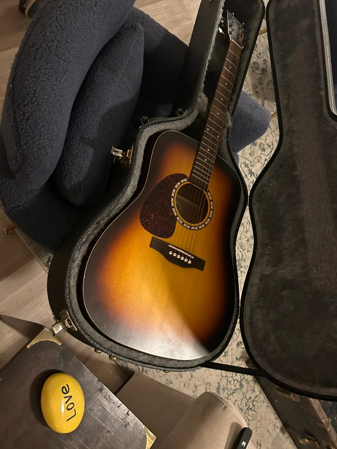 Simon & Patrick Acoustic Guitar with Case image indicator(9)