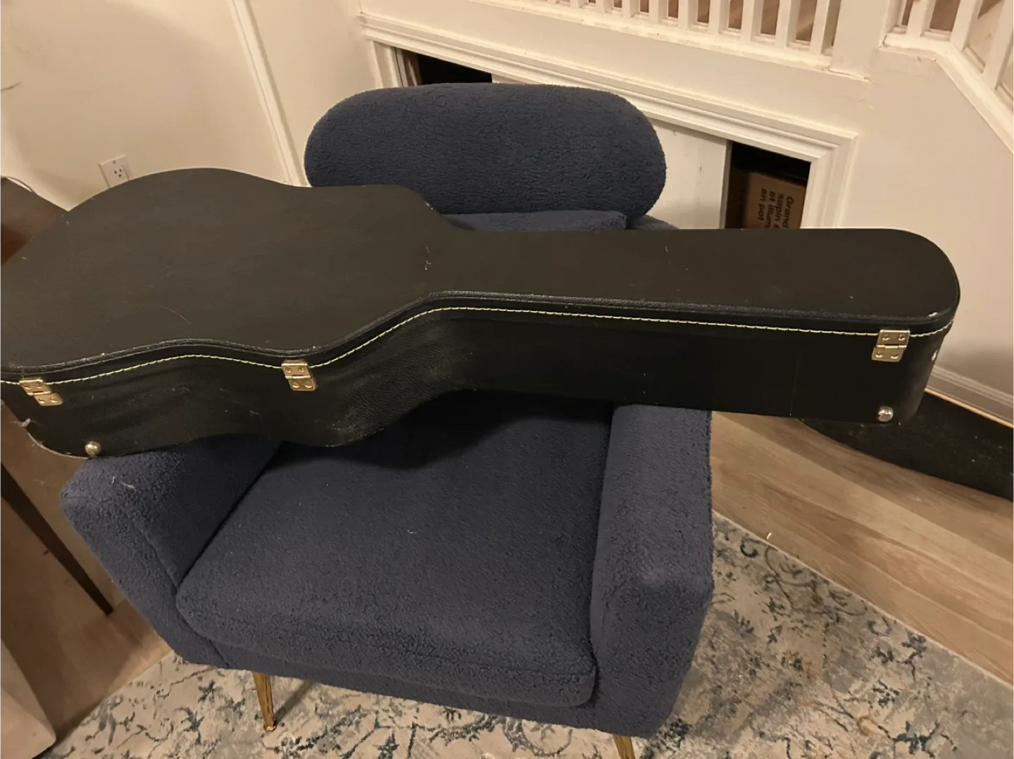 Simon & Patrick Acoustic Guitar with Case image indicator(8)