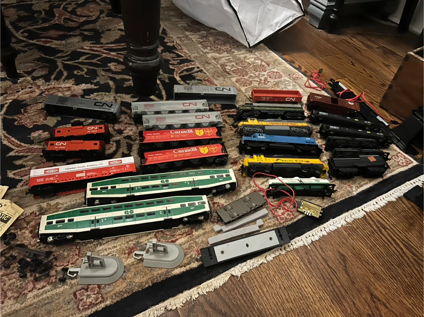 Model Train Set - Various Locomotives & Cars image indicator(4)